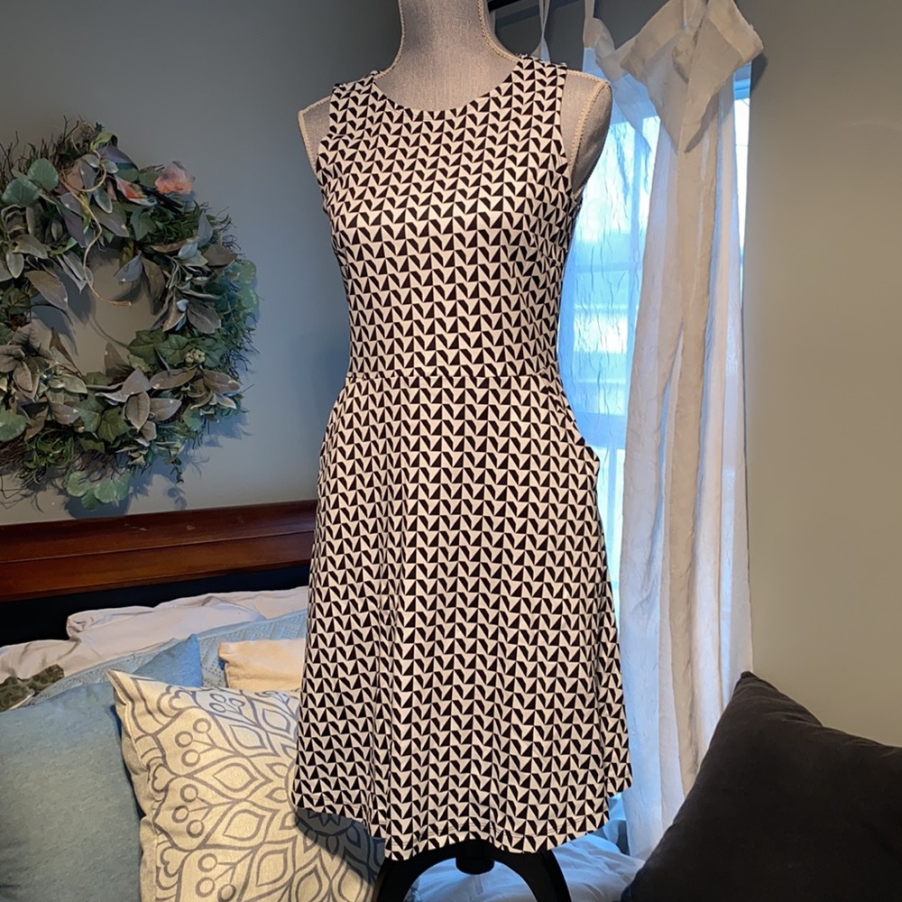 New York & company sleeveless dress with pockets black white houndstooth medium